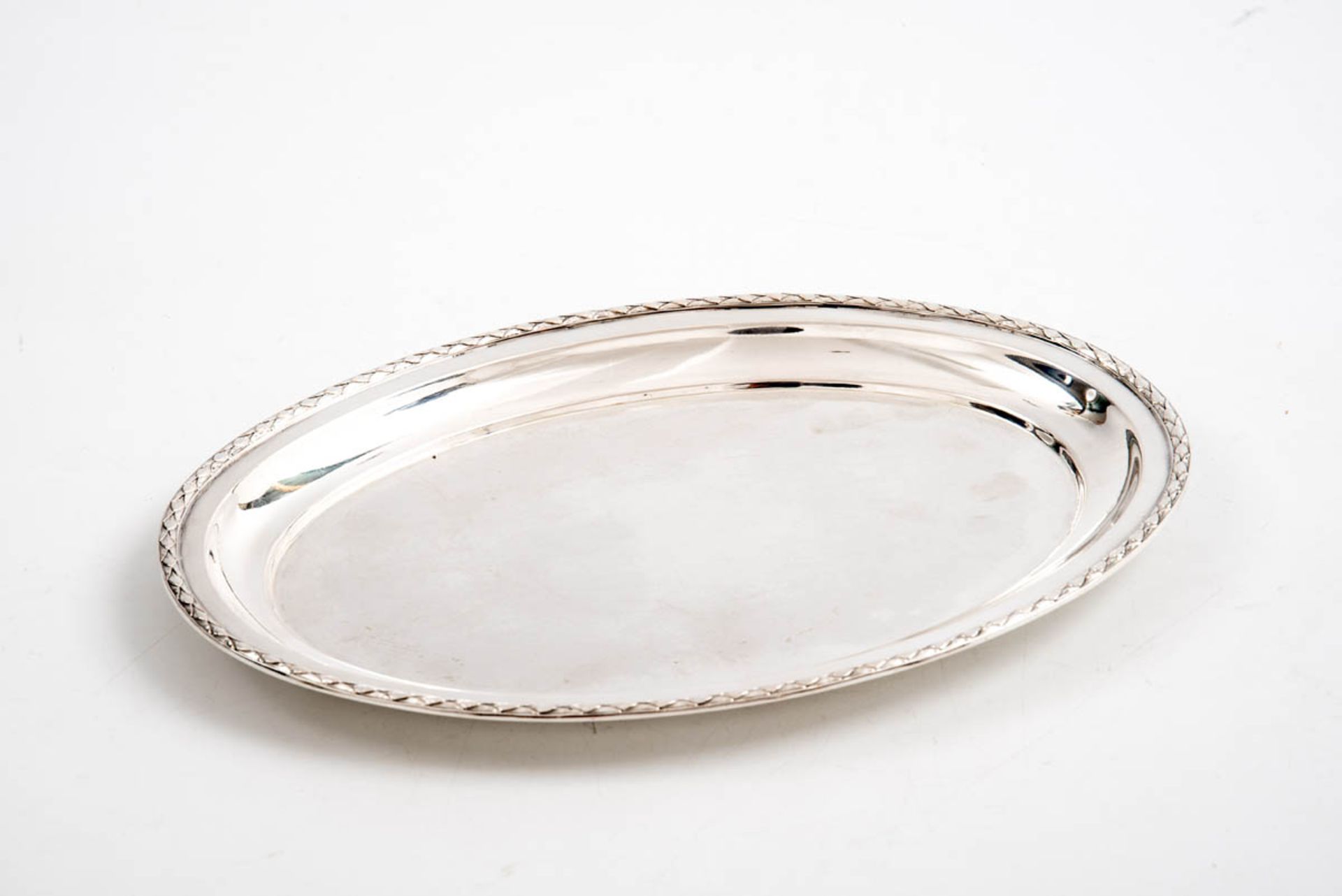 Kleines ovales Tablett 800er Silber. Schlichter ovaler Spiegel, Fahne mit Lorbeerkranz reliefiert.