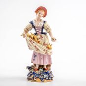 Gärtnerin Polychrom bemalt. Auf hohem Rocaillensockel stehende Figur der Gärtnerin mit Obst in der