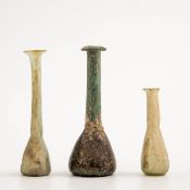 3 Antike Phiolen, Rom 1.-2. Jh.n. Chr. Hellgrünes und moosgrünes leicht lüstrierendes Glas. Die