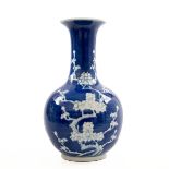 Ziervase, China 19.Jh. Porzellan mit unterglasurblauem streifigem Fond mit radiertem Dekor aus