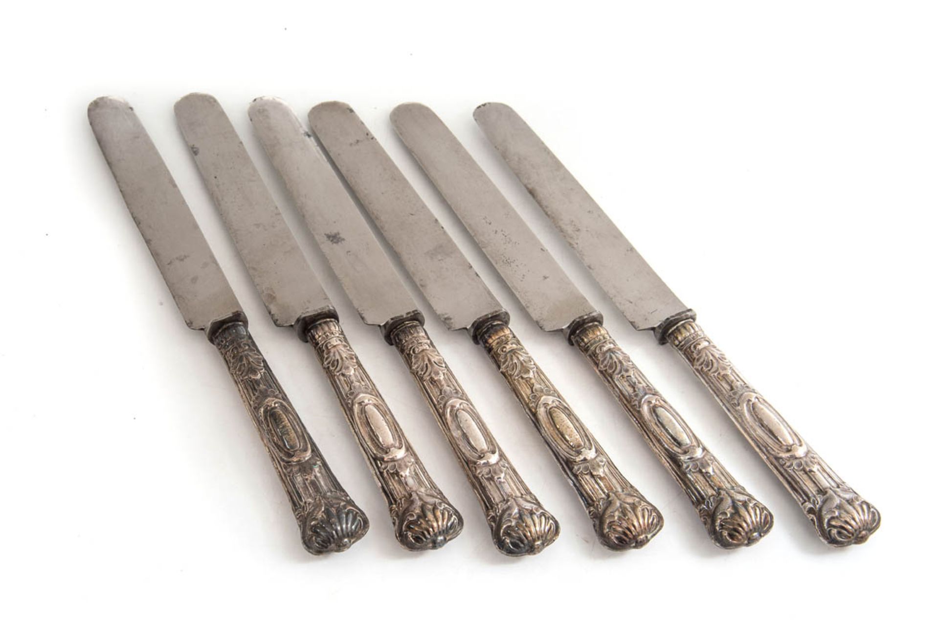 6 Messer, Biedermeier um 1840 13-lötiges Silber. Griffe mit Muschel, ovalen Reserven und