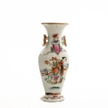 Kleine Wandvase, China 19.Jh. Porzellan, polychrom mit chinesischem Paar bemalt, H.: 14,5 cm.