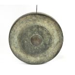 Großer Gong, Tibet Bronze, grünlich patiniert. In der Mitte leicht erhaben. Dm.: 61 cm.