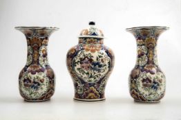 3 Vasen, Boch, Belgien Fayence, polychrom mit floralen Ornamenten bemalt. 1 Vase mit Deckel. Unter