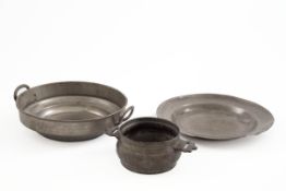 Drei Küchengeräte aus Zinn 19. Jh. Zinn. Bestehend aus flachem Anbietteller, Henkelschale und
