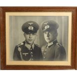 Gerahmtes Bild mit zwei Wehrmachts Soldaten (Brüder?). Unter Glas gerahmt 40 x 49 cm.
