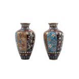 Paar Cloisonne-Vasen, China 19. Jh. Messing, auf ockerfarbenem, hellblauem und schwarzem Fond,