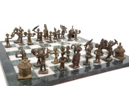Schachspiel Schachbrett aus Marmor, Bronzefiguren in exotischer Formgebung. Brett 40 x 40 cm. H.d.