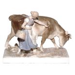 Goldscheider-Figurengruppe, Wien um 1905 Junge Bäuerin mit Kuh auf naturalistischem Sockel, Entwurf: