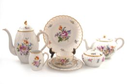 23-teiliges Kaffee-Teeservice, Nymphenburg 1912-75 Wandungen durch geschwungene Züge gegliedert