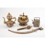 Konvolut Asiatika 9 Teile: Teekanne (Gsol Tib), Tibet 19. Jh., Kupfer, teils vergoldet, innen