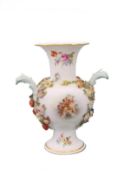 Ziervase mit Blumen, Meissen um 1860 Runder Fuß in den kurzen Schaft aufsteigend, gebauchter Korpus,