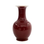 Vase, China 19. Jh. Porzellan mit Ochsenblutglasur. H.: 23 cm.