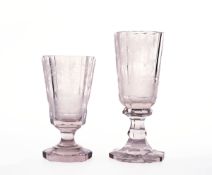 2 Jagdpokale, Böhmen um 1900 Farbloses Glas mit Mattschnitt. Polygonaler Fuß, kurzer facettierter