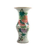 Ziervase, China 19. Jh. Porzellan in den Farben der Famille rose mit Päonienzweigen, verso