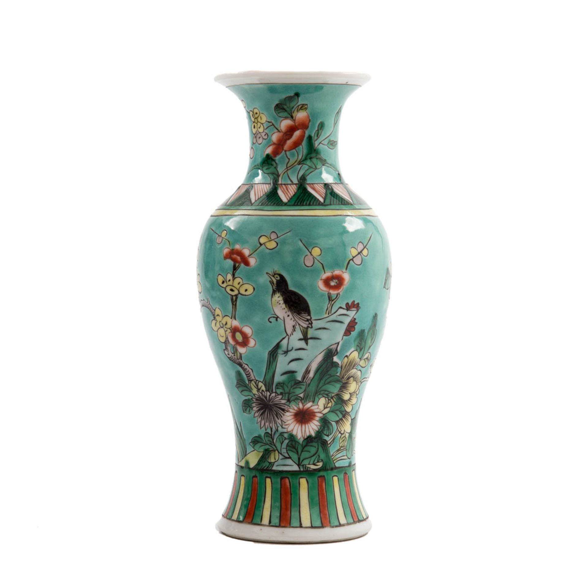 Ziervase, China 19.Jh. Porzellan mit seegrünem, polychrom mit Päonien, kleinem Singvogel zwischen