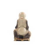 Glücksbuddha, China um 1900 Speckstein, geschnitten. Auf segmentförmigem Sockel sitzender Buddha.