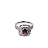 Ring mit Pink-Brillant 750er WG. Glatte Ringschiene, sich gabelnde Schulter und Fassung mit 46