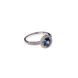 Saphir-Brillant-Ring 750er WG. Ringkopf mit ovalem Saphir 0,50 ct. umgeben von Brillanten,