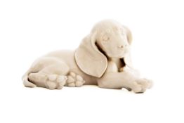 Cocker-Spaniel-Welpe, Allach 1936-45 Unbemalt. Figur des liegenden Welpen. Manufakturmarke. H.: 10