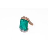 Smaragd-Brillantring 750er WG, GG. Hochrechteckiger Ringkopf mit einem Smaragd im Achtkantschliff