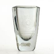 Ziervase, Schweden Dickwandiges Kristallglas. Ovale Form. Schauseite mit schwedischer Inschrift