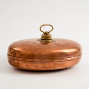 Wärmflasche Kupfer. Ovale gedrückt gebauchte Form, Obenauf Schraubverschluss. Br.: 30 cm.