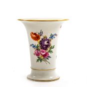 Bechervase, Meissen Polychrom mit Blütenbuketts bemalt. Unterglasurblaue Schwertermarke. I.Wahl. H.: