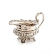 Milchkännchen, London 1907 925er Sterling-Silber. Auf vier muschelförmigen Füßen mit Rosenrelief,