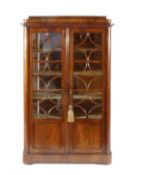 2-türige Vitrine, Biedermeier um 1840 Mahagoni. Auf breiter seitlich gerundeter Standleiste