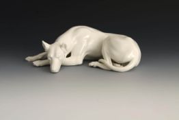 Schlafender Hund, Nymphenburg 1900-1920. Unbemalt. Vollplastische Figur des Hundes mit dem Kopf
