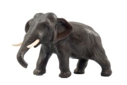 Elefant Bronze, dunkel patiniert. Figur eines scheitenden Elefanten. Unter dem Bauch mit chin.