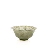Kleine Reisschale, China 19. Jh. Hellgrüne Jade. Tiefgemuldete schlichte Form. Dm.. 10 cm.