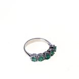 Smaragd-Brillant-Ring 750er WG. Schmale glatte Ringschiene, Schauseite mit 5 Smaragden, zus. 1,03