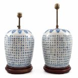 Paar Tischlampen, China Porzellan unter der Glasur mit chinesischen Schriftzeichen bemalt. Sockelfuß