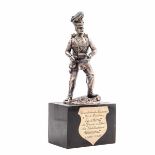 Offiziersgeschenk 1911 Bronze versilbert. Auf hohem schwarzem Marmorsockel die Figur eines
