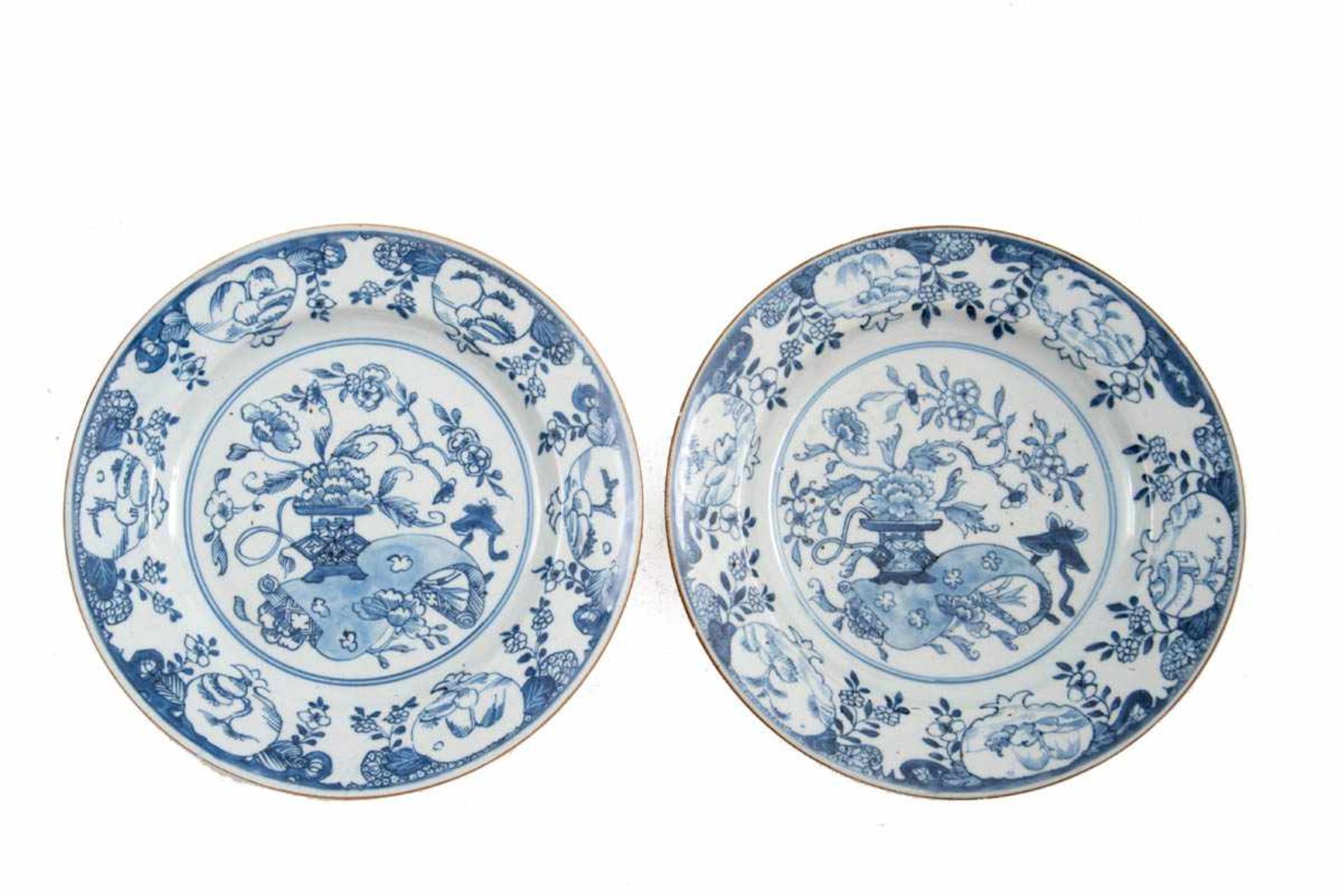 Paar Teller, China 19. Jh. Porzellan unter der Glasur blau bemalt. Spiegel mit Vasenmotiv, Fahne mit