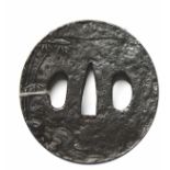 Tsuba für Katana Eisen, Vorderseite, rechts ein Krieger mit Pferd, Rückseite mit Flusslandschaft.