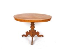 Ovaler Tisch, Louis Philippe um 1870 Esche. Auf drei geschweiften Wangenfüßen gedrechselte