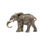 Schreitender Elefant Naturalistisch staffierte Figur eines Elefanten. Ungem. H.: 25 cm. Unter dem