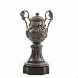 Deckelvase, Historismus um 1890 Bronze, dunkelgrau patiniert. Kannelierter Schaft, bauchiger