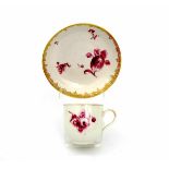 Tasse mit UT mit Blumen, Meissen um 1774-1814 Flachgemuldete UT, leicht gebauchte Tassenform,