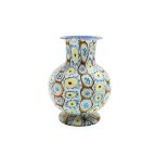 Murano, Ziervase Farbloses Glas, innen hellblau überfangen, zwischen den Glasschichten polychrome