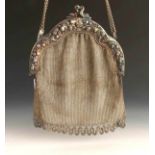 Abendtasche um 1900 Versilbert. Geschweifter mit Früchten reliefierter Bügel, gestickter