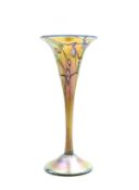 Tiffany, New York, Trompetenvase Goldfarbenes Favrile-Glas mit stark lüstrierendem Überfang,