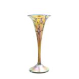 Tiffany, New York, Trompetenvase Goldfarbenes Favrile-Glas mit stark lüstrierendem Überfang,