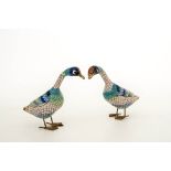 China, Paar Cloisonne-Enten Vollplastische Entenfiguren, polychrome Cloisonne-Email. H.: 6 cm.