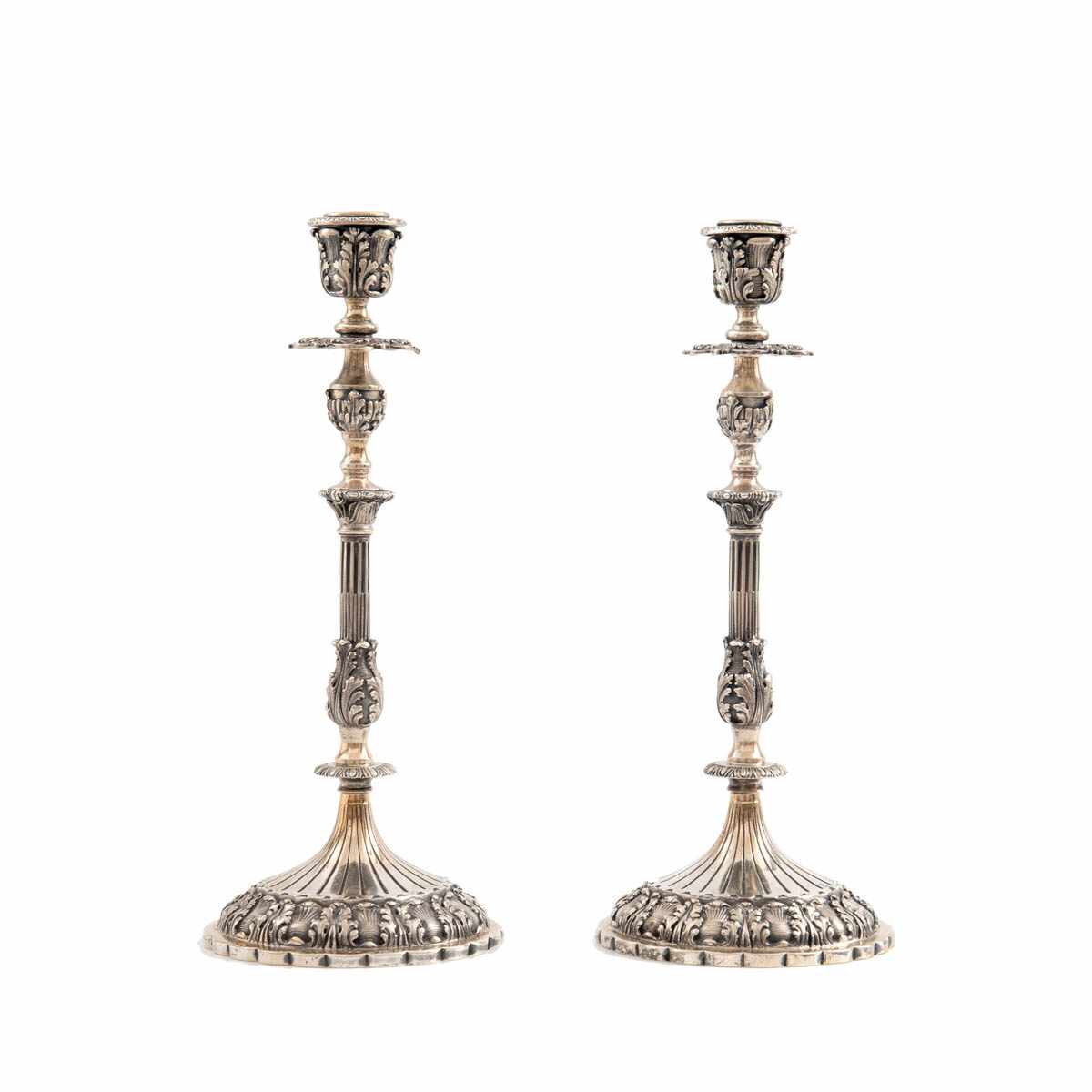 Paar Tafelleuchter, Italien 800er Silber. Runder blütenförmig ausgeschnittener Fuß mit breiter