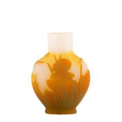 E. Gallé, Nancy, Vase Milchigweißes Glas mit partieller hellgelber Pulvereinschmelzung, gelb-