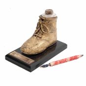 Schuh als Tintenfass , 1908 Vergoldeter kleiner Lederstiefel mit eingesetztem Fässchen aus farblosem
